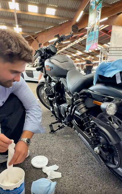 Un client teste nos lingettes sur sa harley