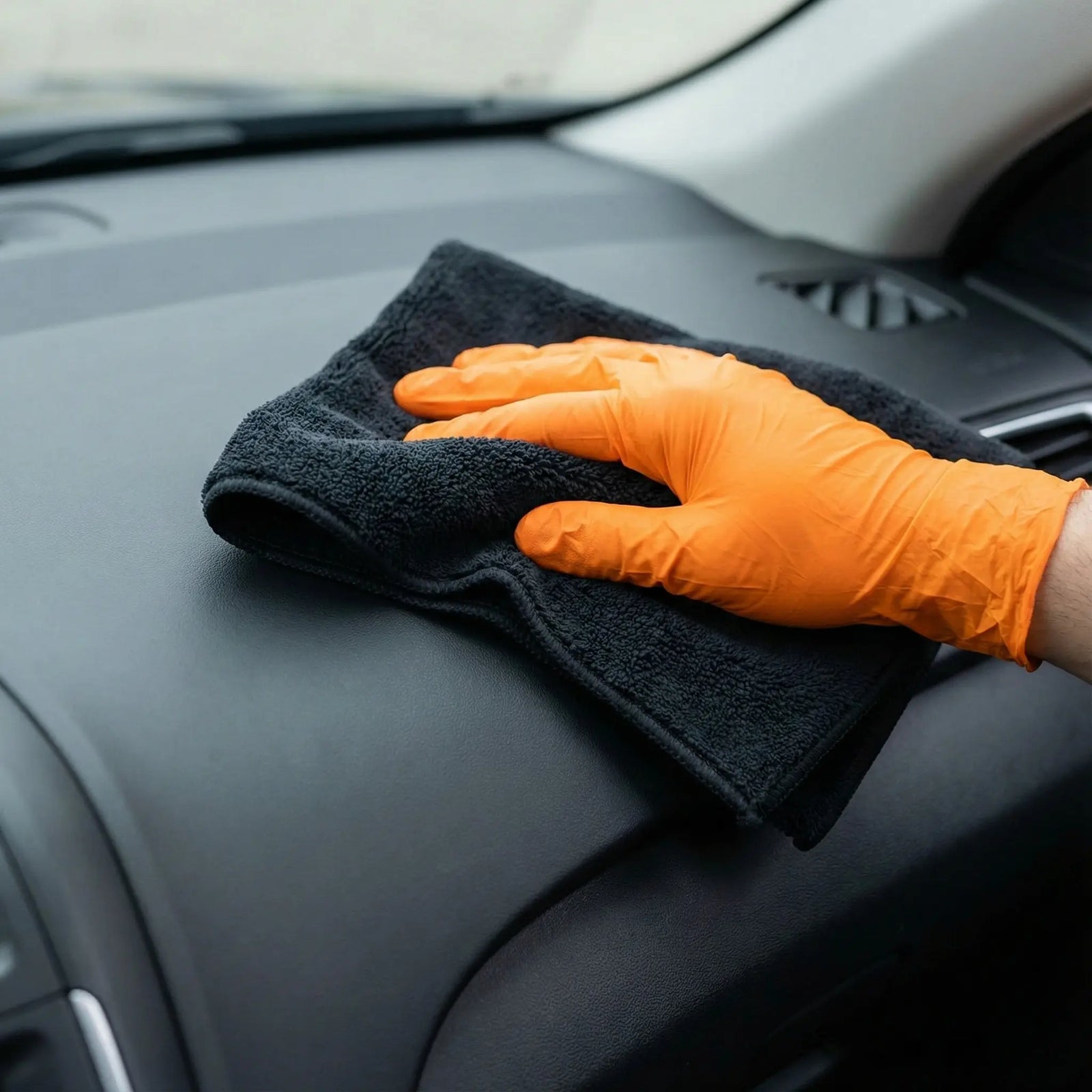 L'accessoire idéal pour nettoyer, essuyer et faire briller toutes les surfaces de votre véhicule avec précision et sans rayures.